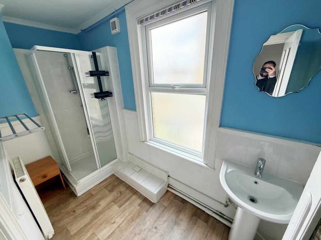 Lot: 167 - FREEHOLD BLOCK OF FLATS - Flat two shower room